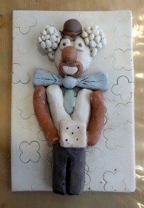 bas-relief-clown_cours-modelage-poterie-enfants-paris11-14